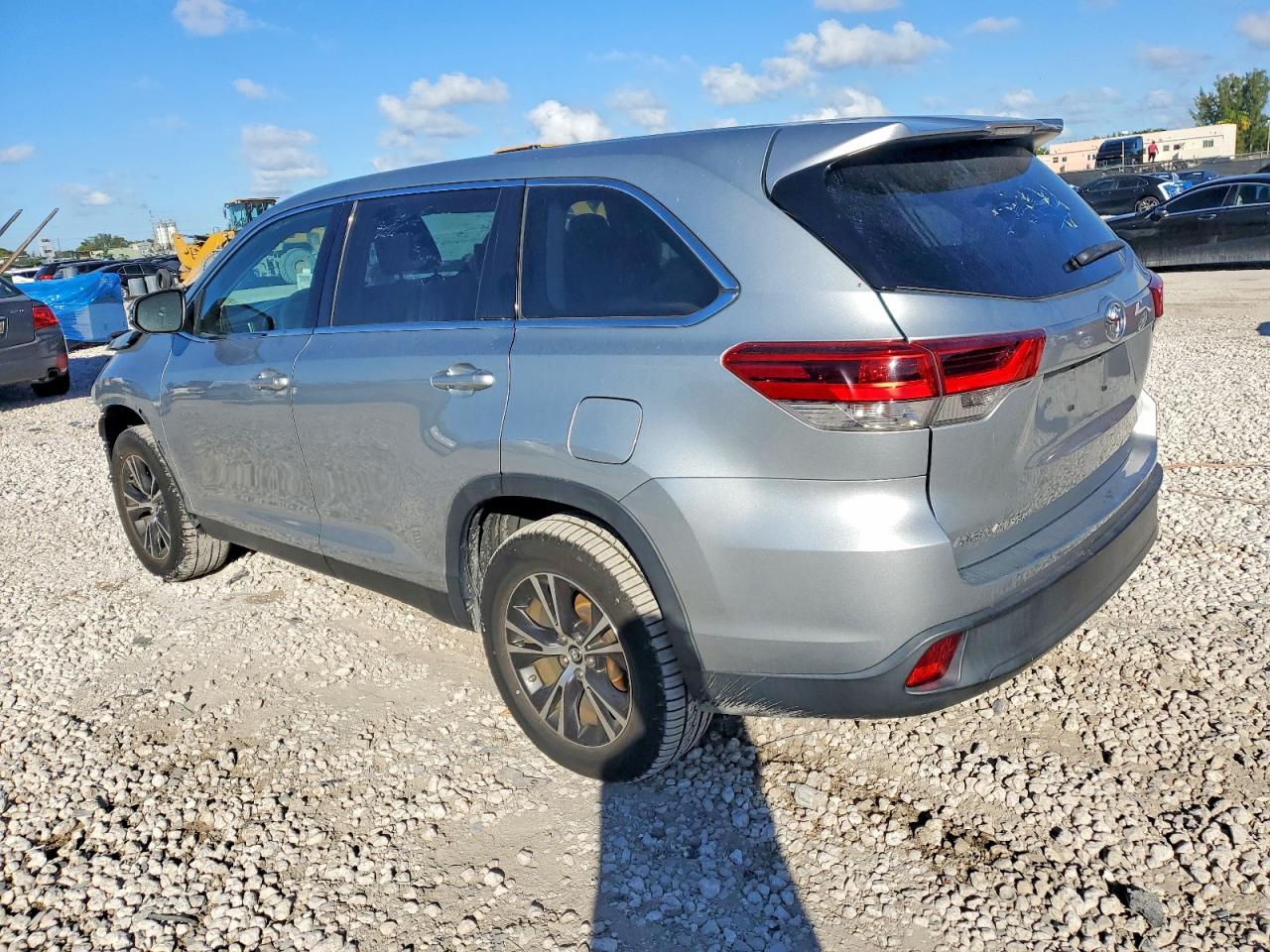 2019 TOYOTA HIGHLANDER LE photo 4