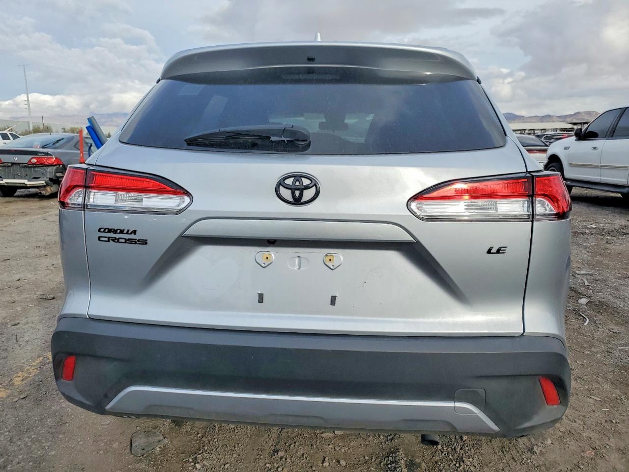 2022 TOYOTA COROLLA CROSS LE photo 6