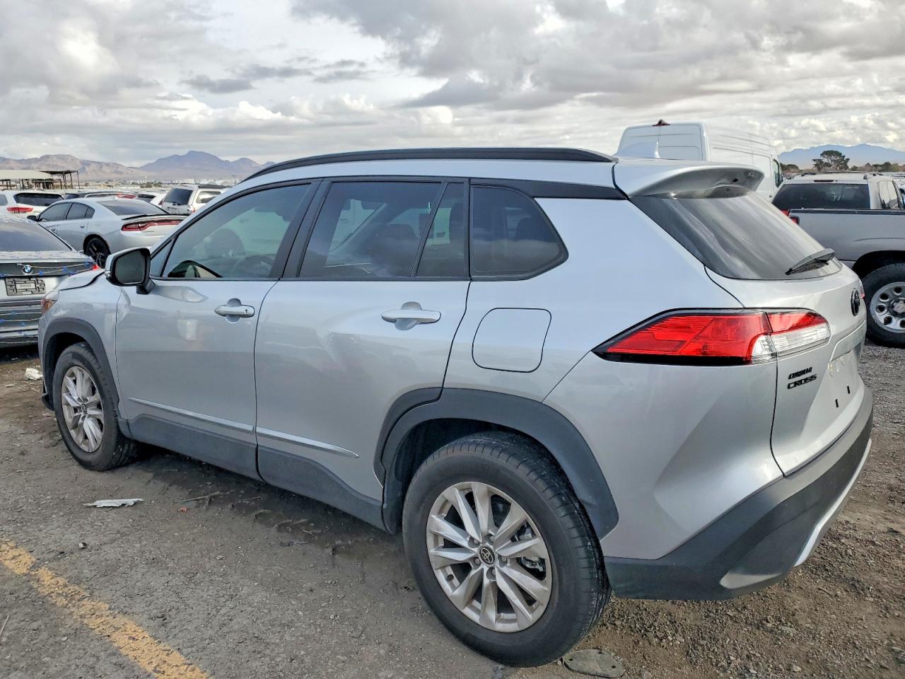 2022 TOYOTA COROLLA CROSS LE photo 2