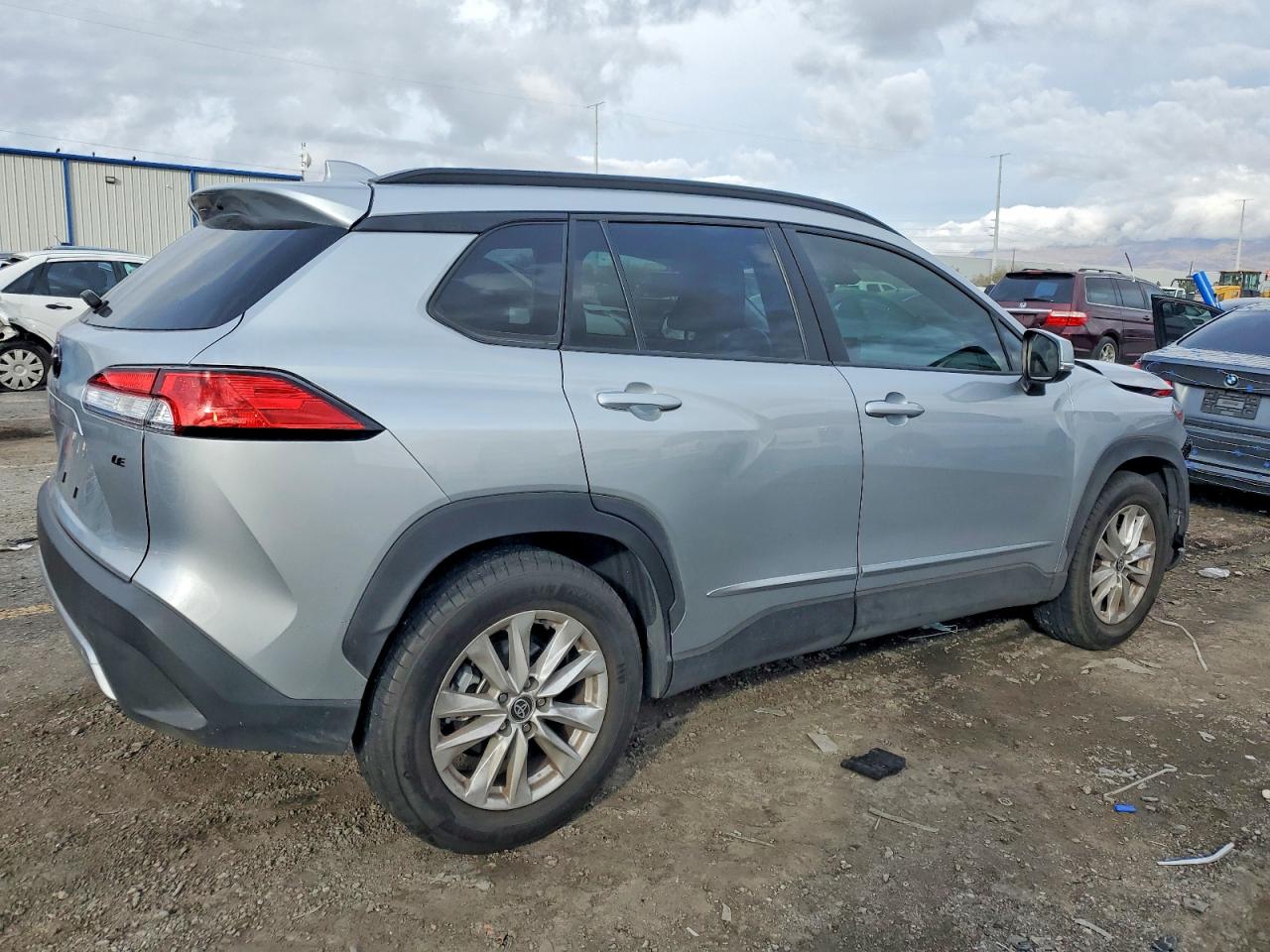 2022 TOYOTA COROLLA CROSS LE photo 3