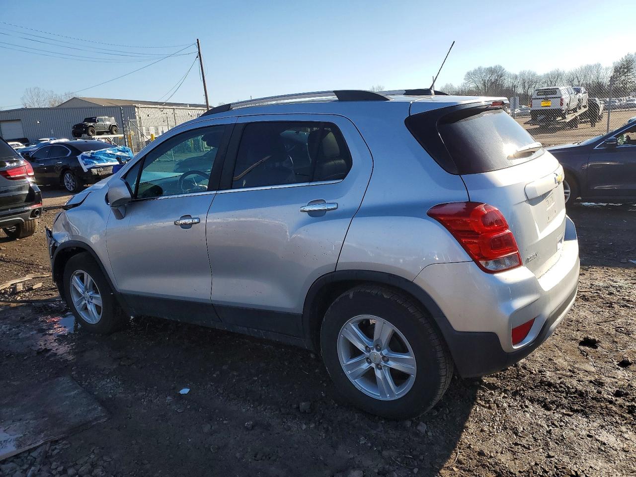 2018 CHEVROLET TRAX 1LT photo 2