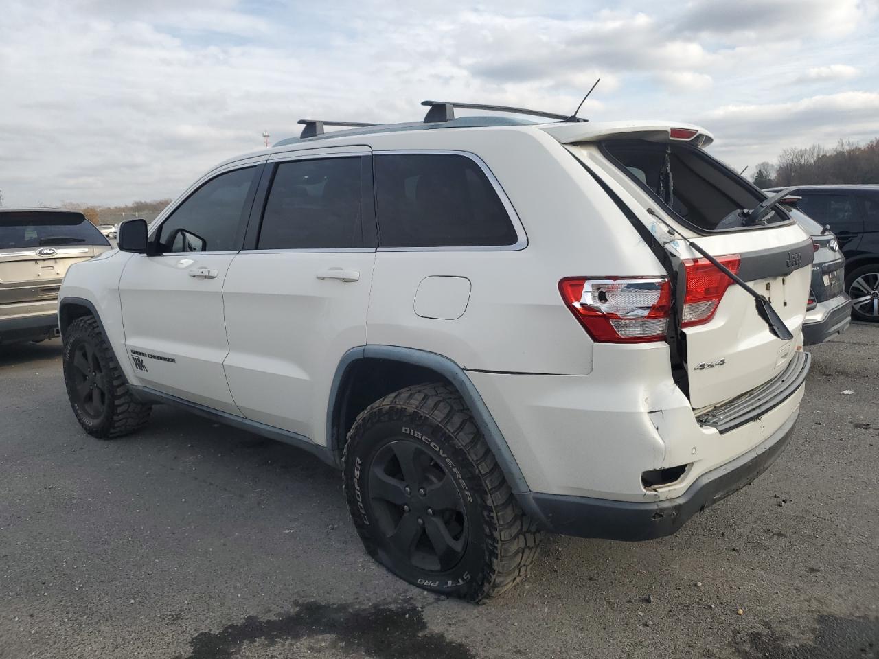 2011 JEEP GRAND CHEROKEE LAREDO photo 2