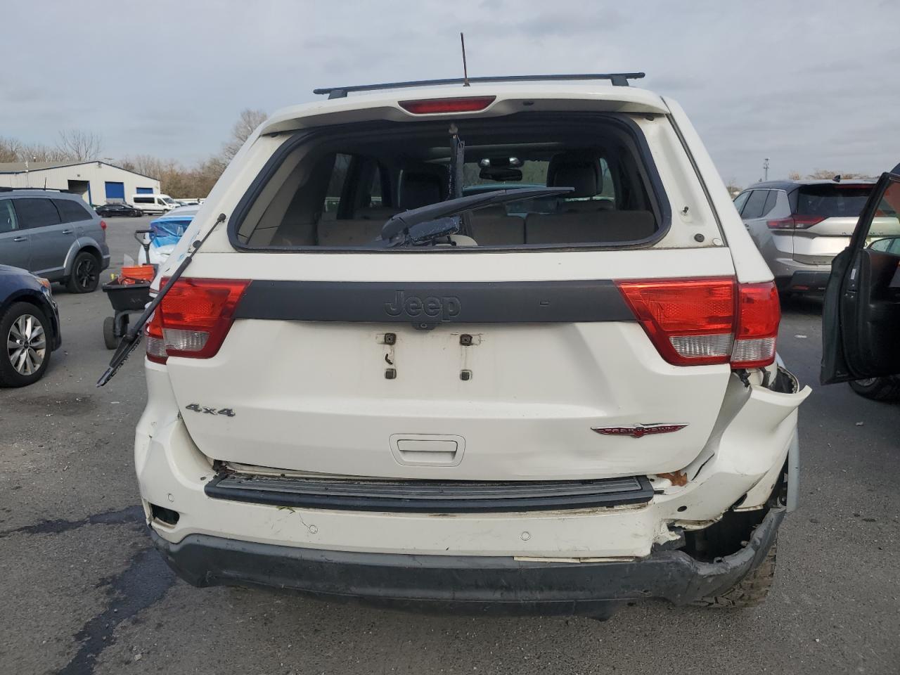 2011 JEEP GRAND CHEROKEE LAREDO photo 6