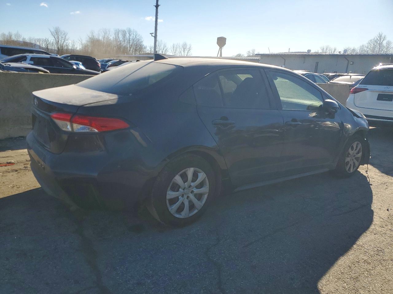 2021 TOYOTA COROLLA LE photo 3