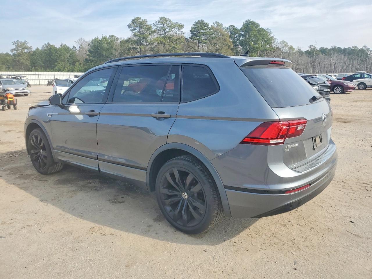 2021 VOLKSWAGEN TIGUAN SE photo 3