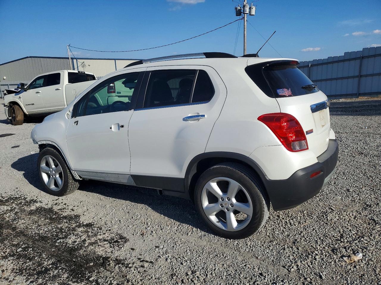 2015 CHEVROLET TRAX LTZ photo 2