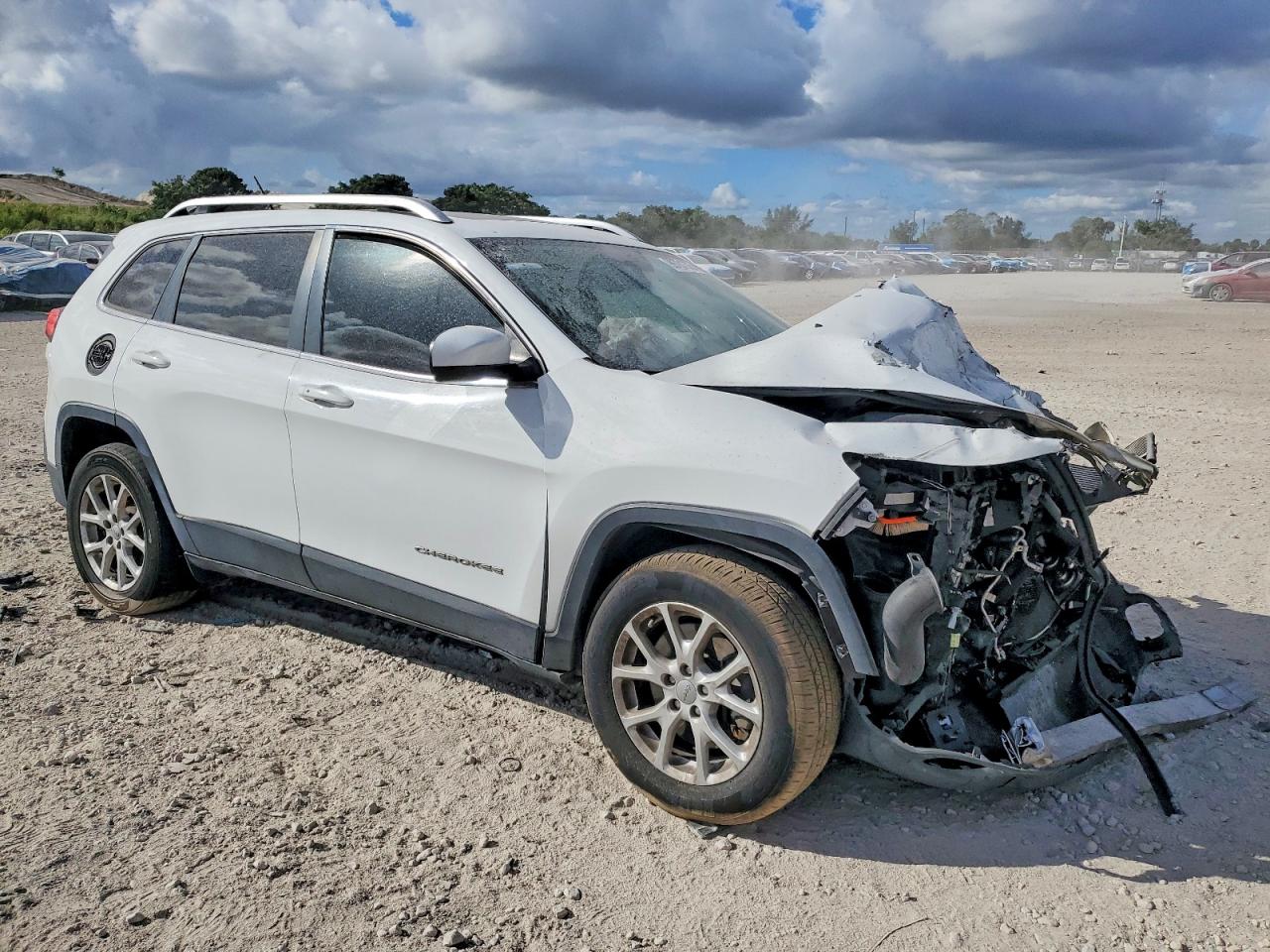 2015 JEEP CHEROKEE LATITUDE photo 4