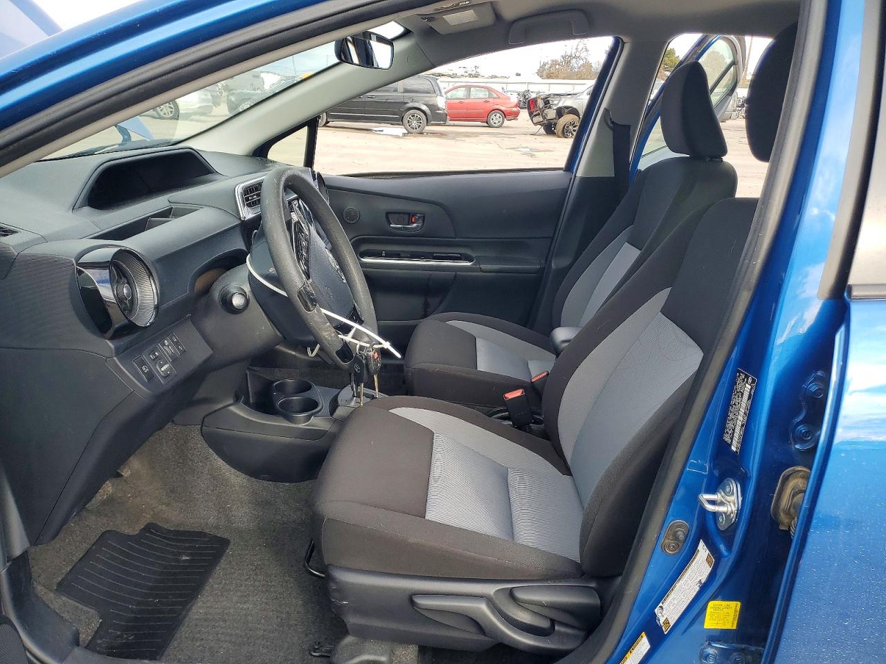 2019 TOYOTA PRIUS C photo 13
