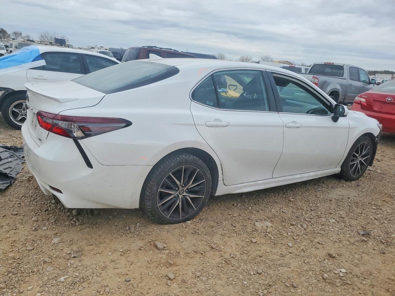 2021 TOYOTA CAMRY SE photo 3
