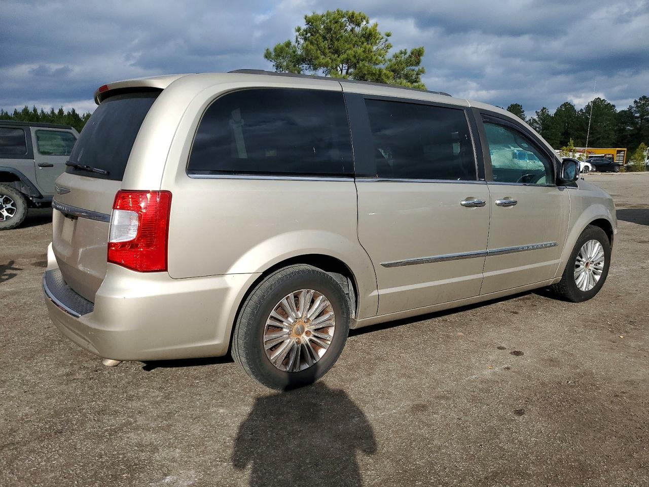 2013 CHRYSLER TOWN & COUNTRY TOURING L photo 3