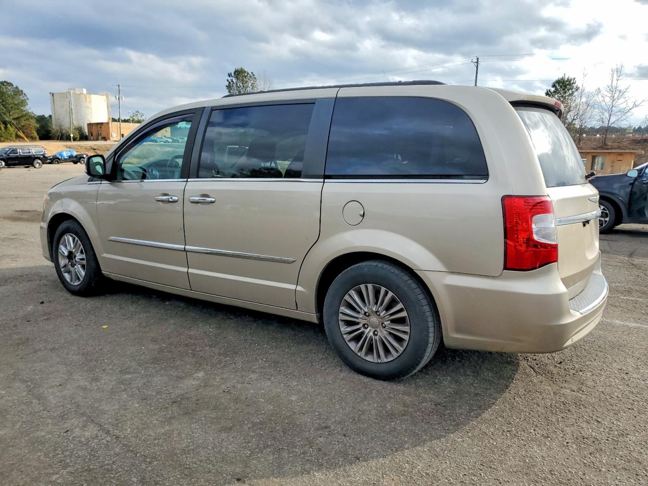 2013 CHRYSLER TOWN & COUNTRY TOURING L photo 2