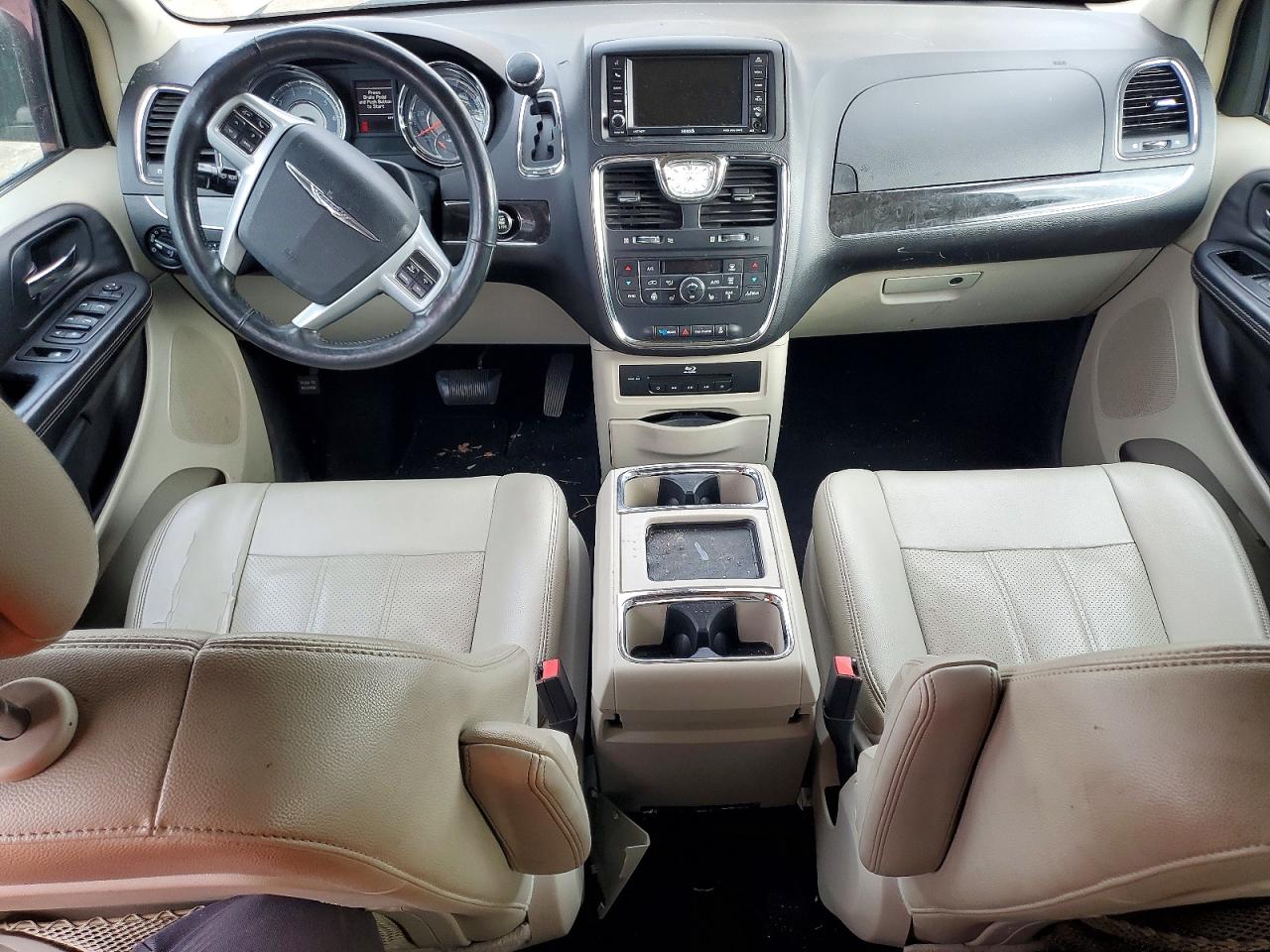2013 CHRYSLER TOWN & COUNTRY TOURING L photo 8
