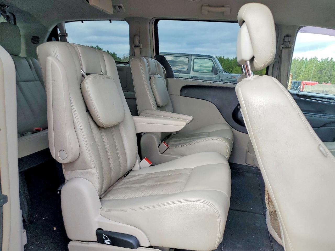 2013 CHRYSLER TOWN & COUNTRY TOURING L photo 11