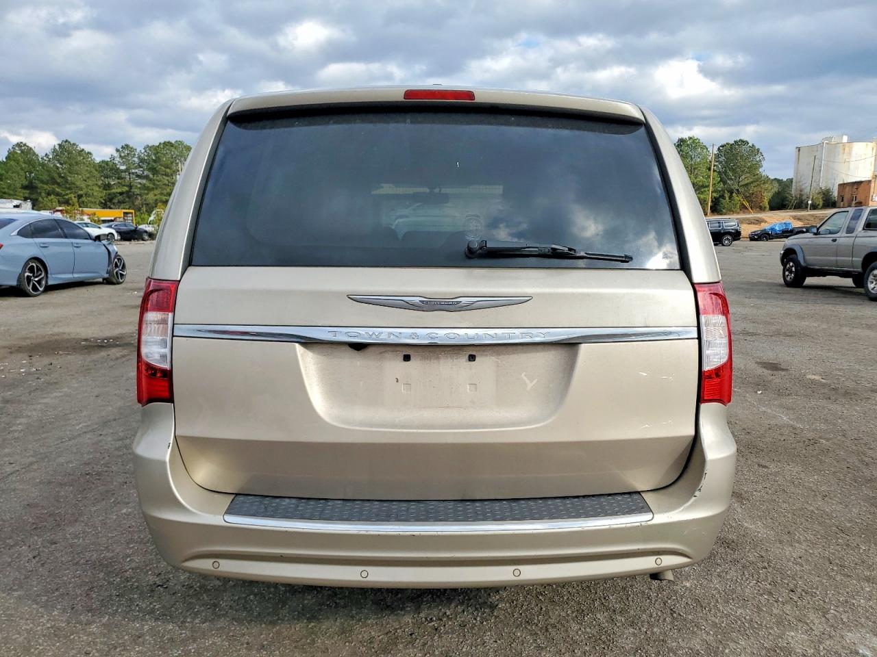 2013 CHRYSLER TOWN & COUNTRY TOURING L photo 6