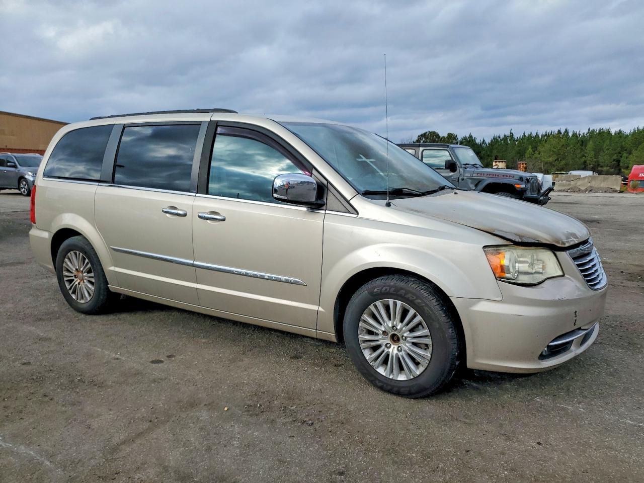 2013 CHRYSLER TOWN & COUNTRY TOURING L photo 4