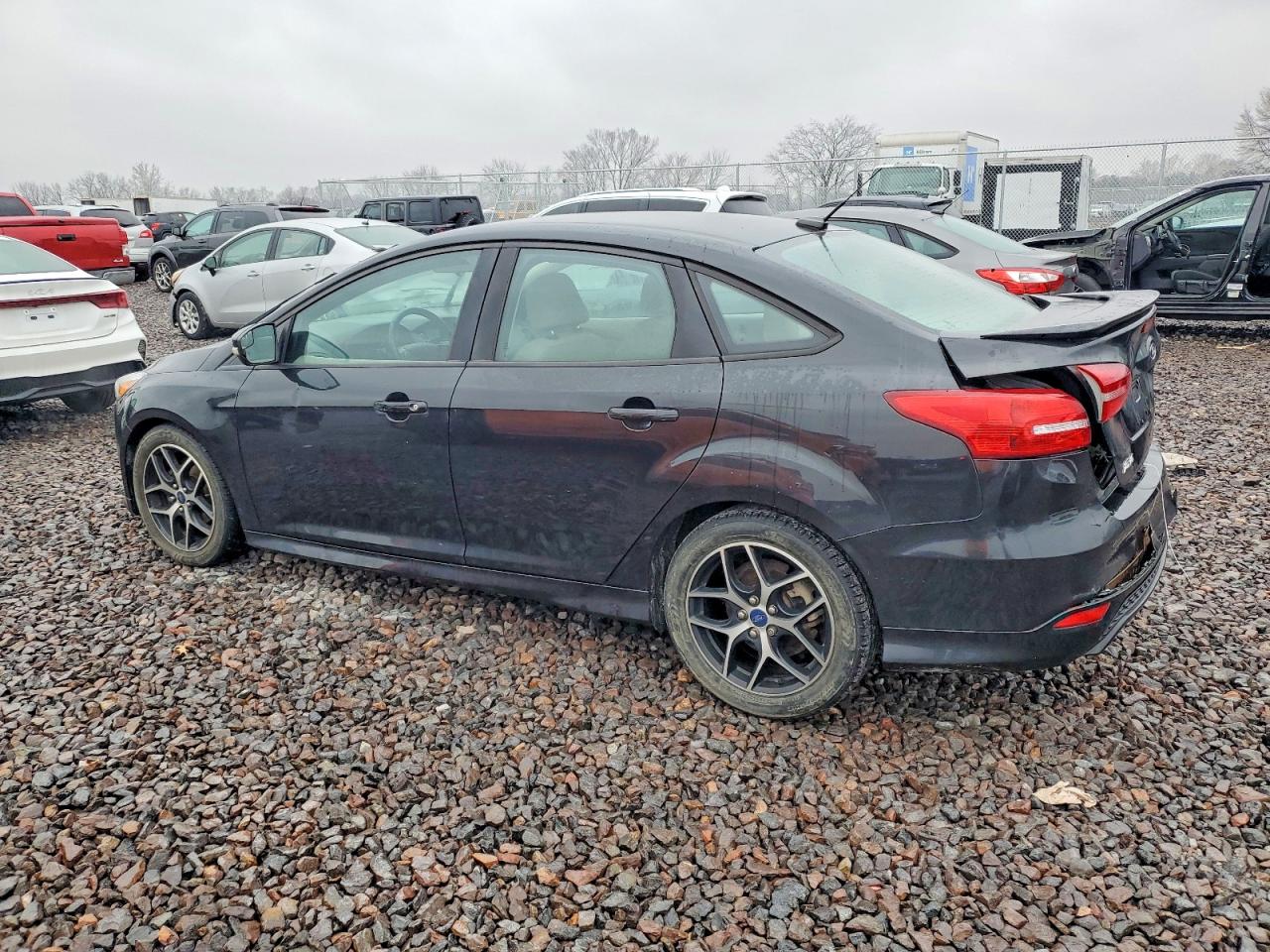 2015 FORD FOCUS SE photo 2