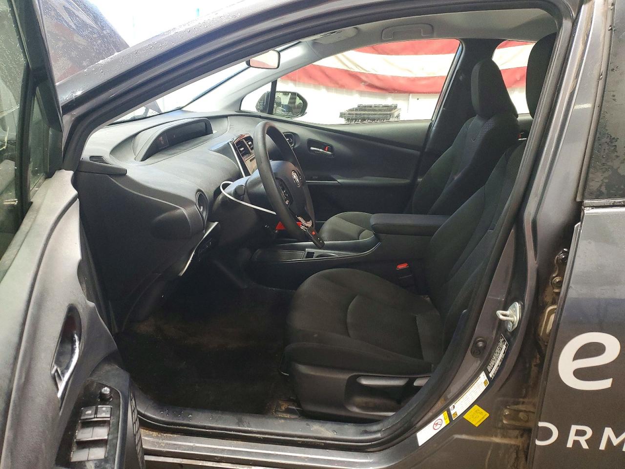 2019 TOYOTA PRIUS photo 7