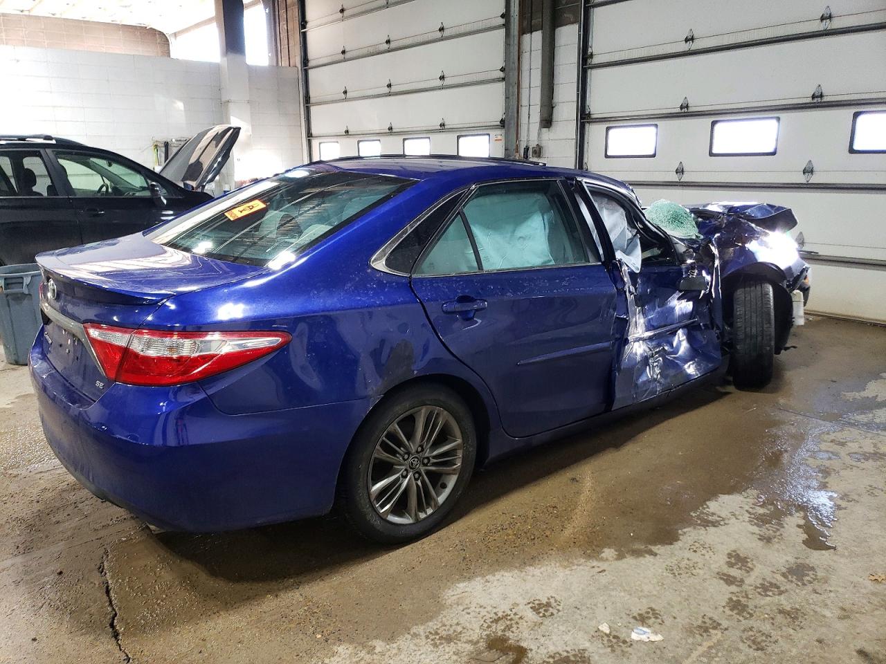 2015 TOYOTA CAMRY LE photo 3