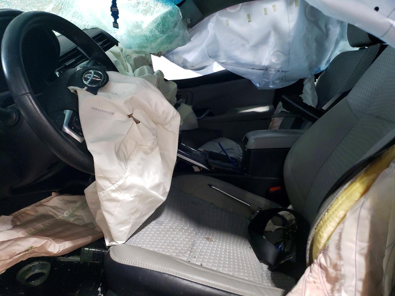 2015 TOYOTA CAMRY LE photo 7