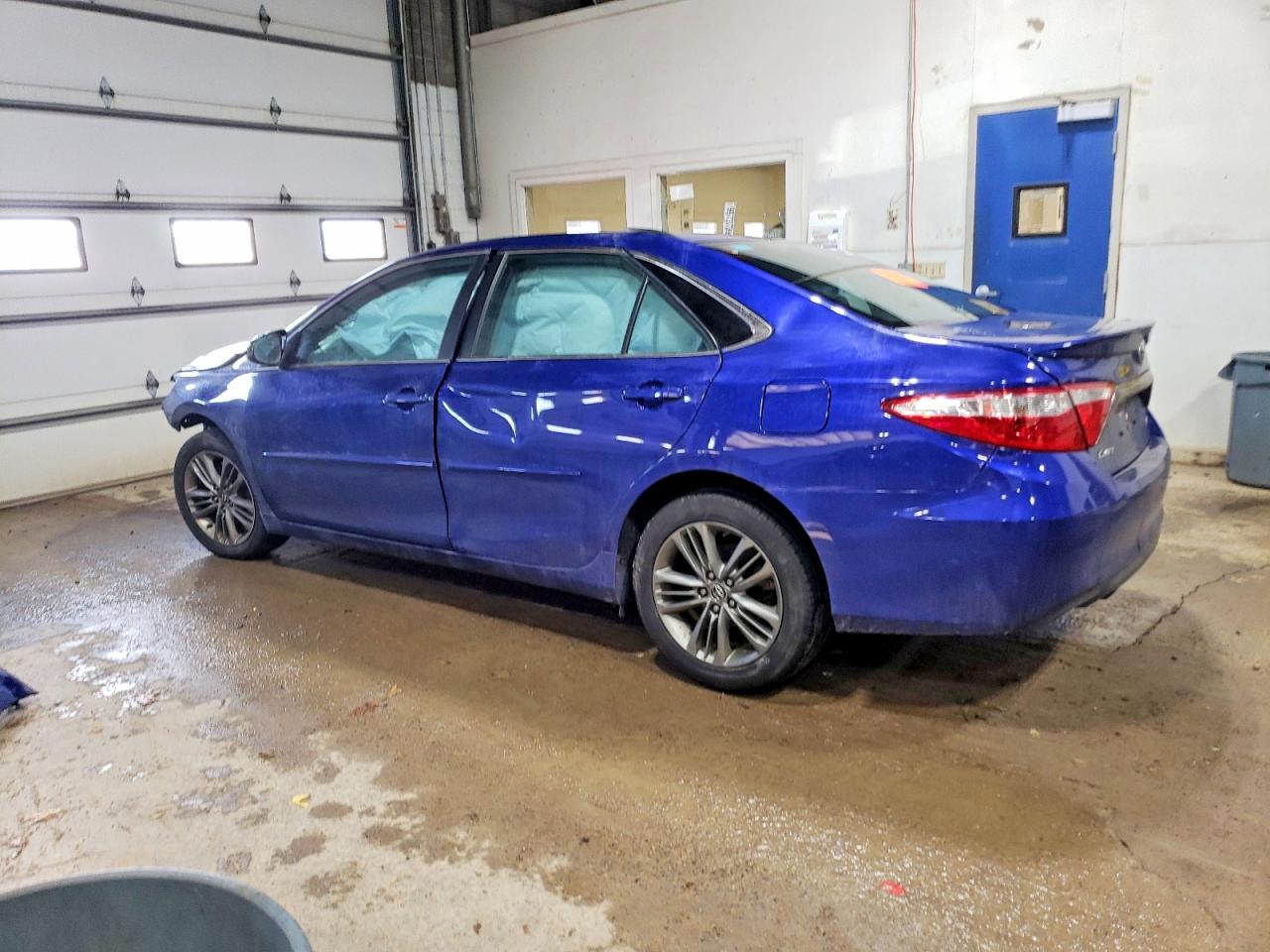 2015 TOYOTA CAMRY LE photo 2