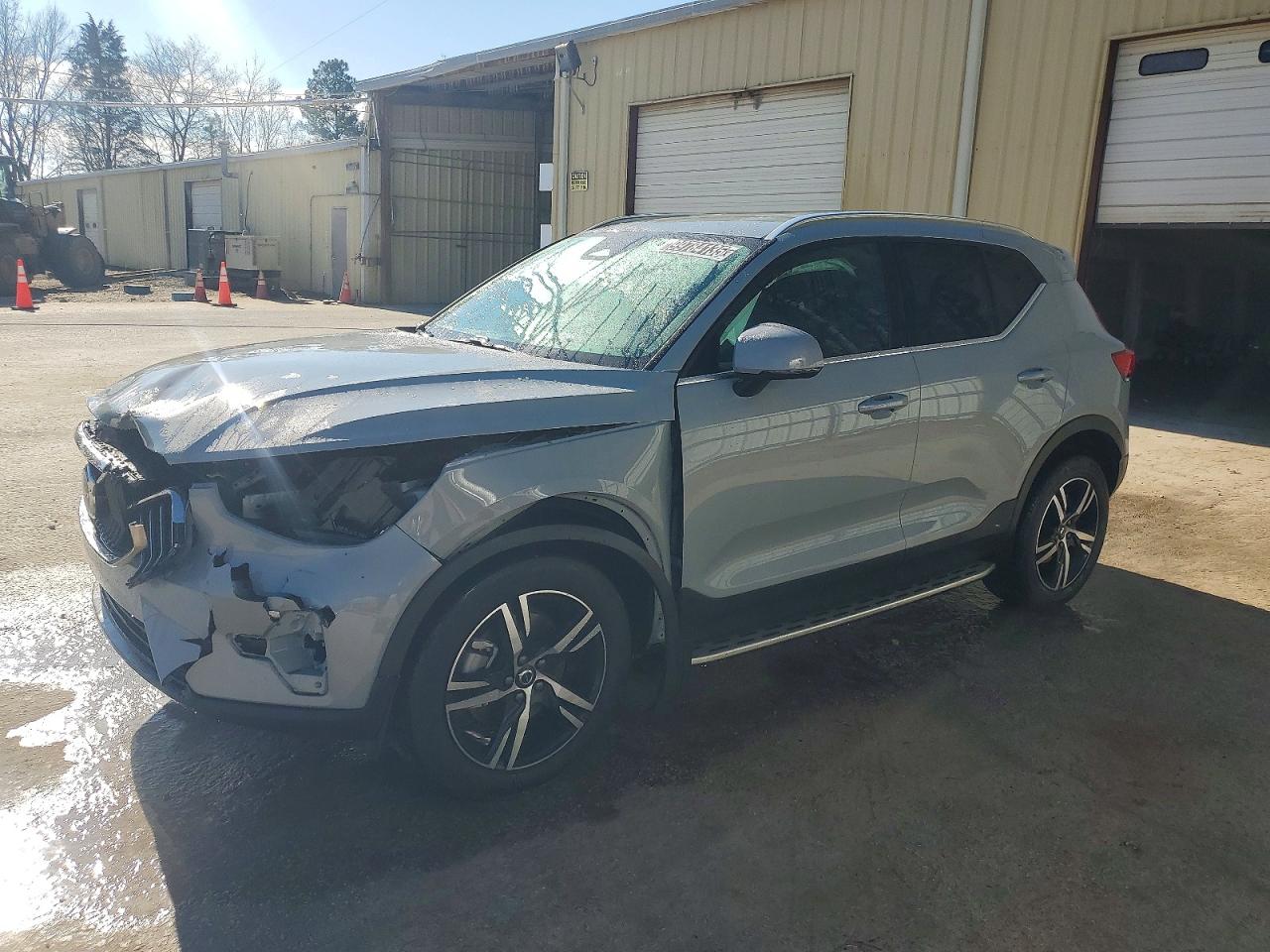 2024 VOLVO XC40