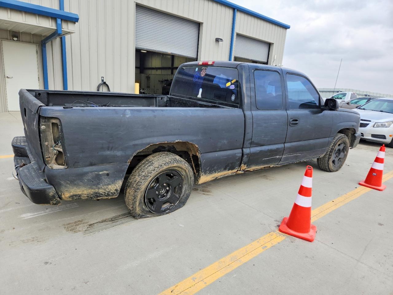 2005 CHEVROLET SILVERADO C1500 photo 3