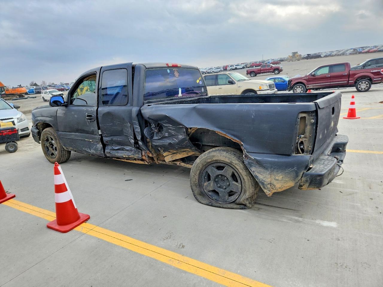 2005 CHEVROLET SILVERADO C1500 photo 2