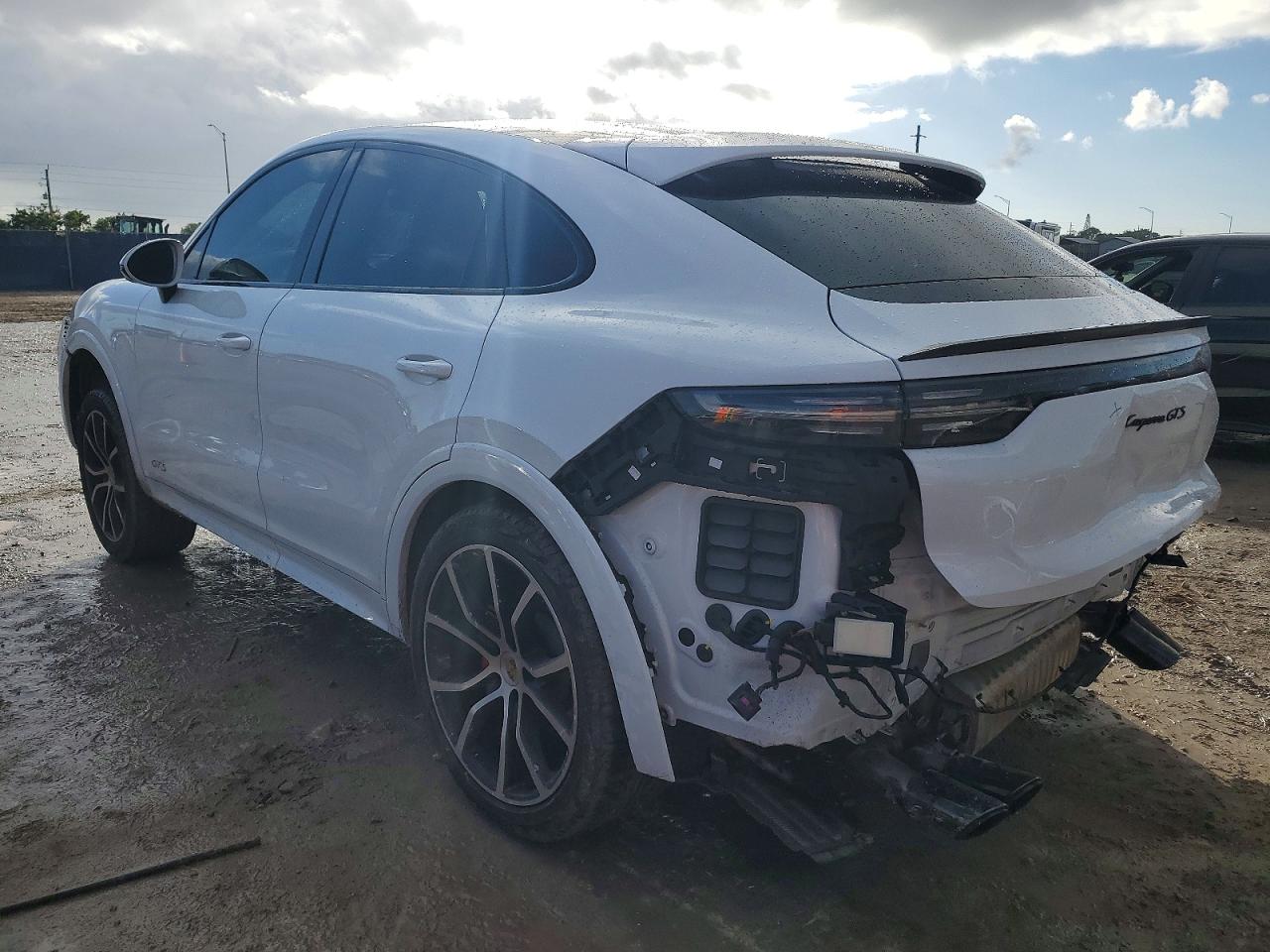 2023 PORSCHE CAYENNE GTS COUPE photo 2