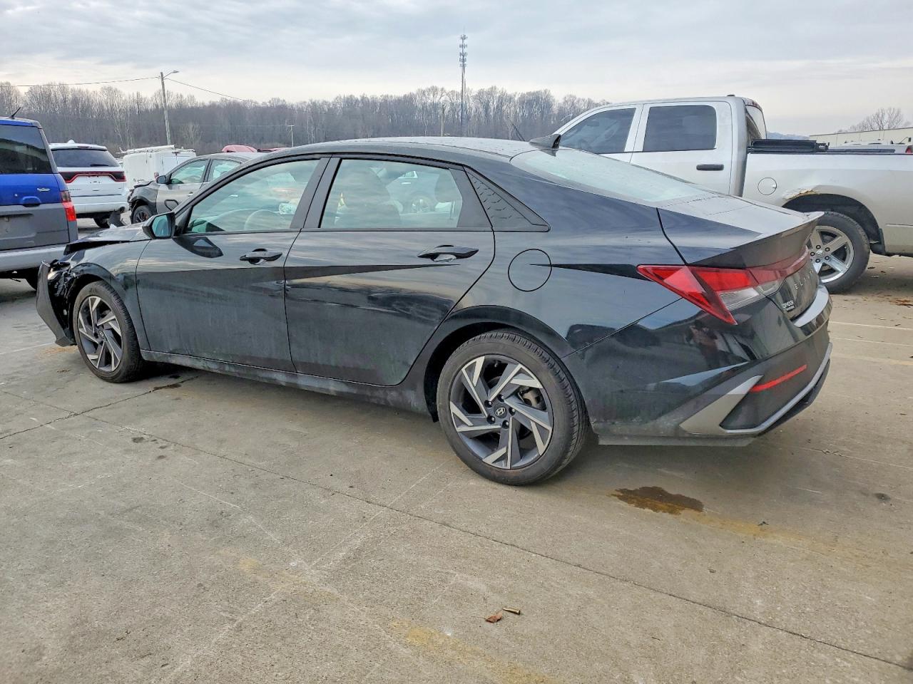 2025 HYUNDAI ELANTRA SEL SPORT photo 2