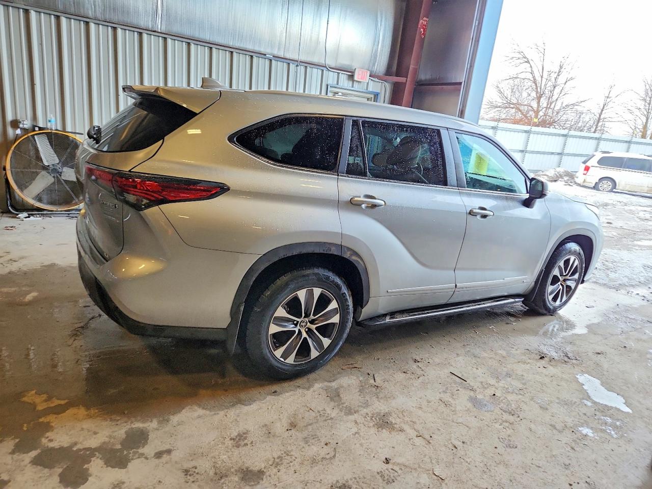 2023 TOYOTA HIGHLANDER HYBRID XLE photo 3