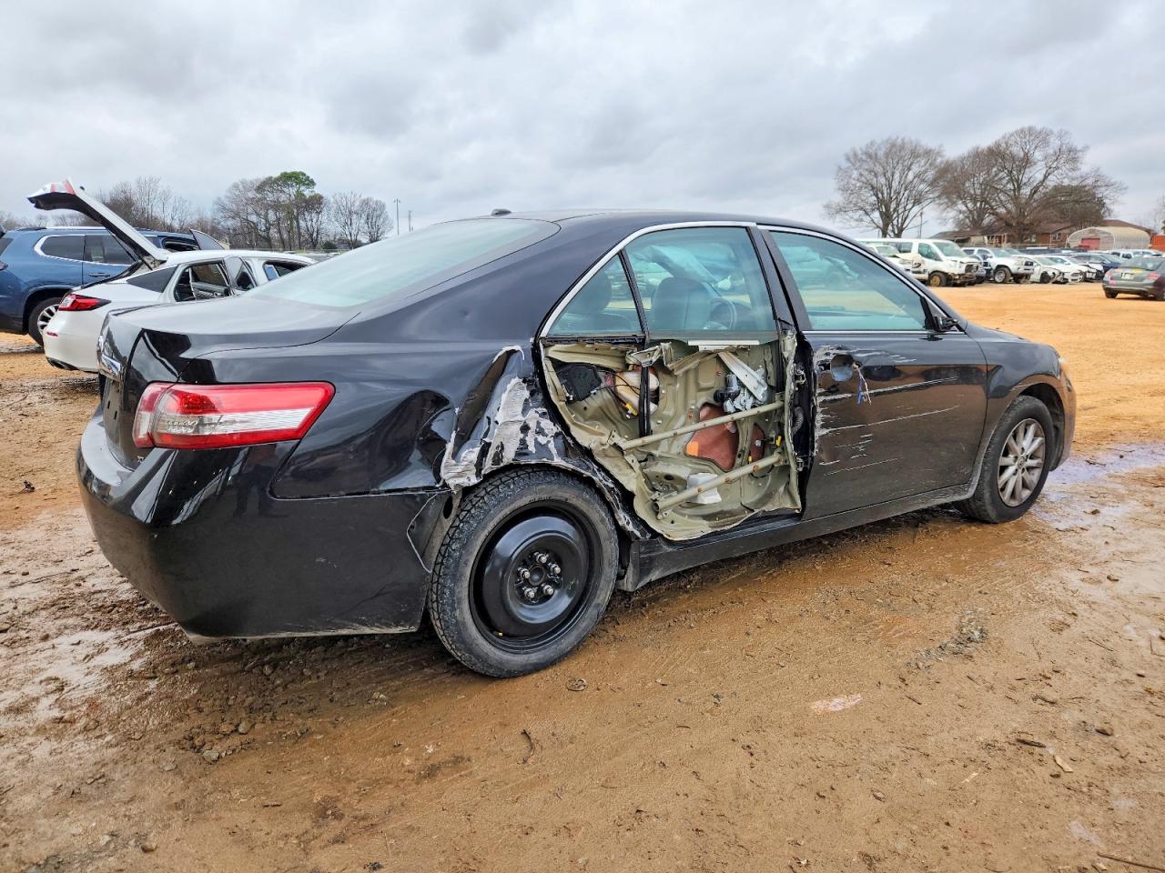 2011 TOYOTA CAMRY BASE photo 3