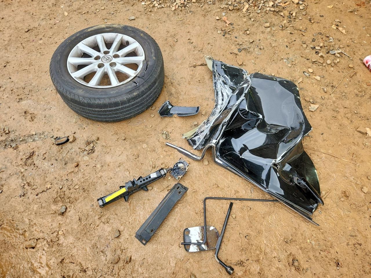 2011 TOYOTA CAMRY BASE photo 12