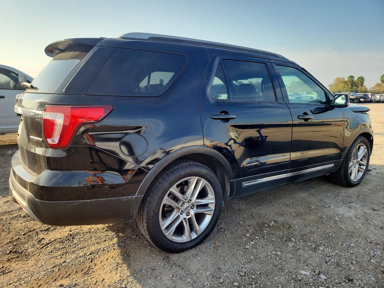 2016 FORD EXPLORER XLT photo 3
