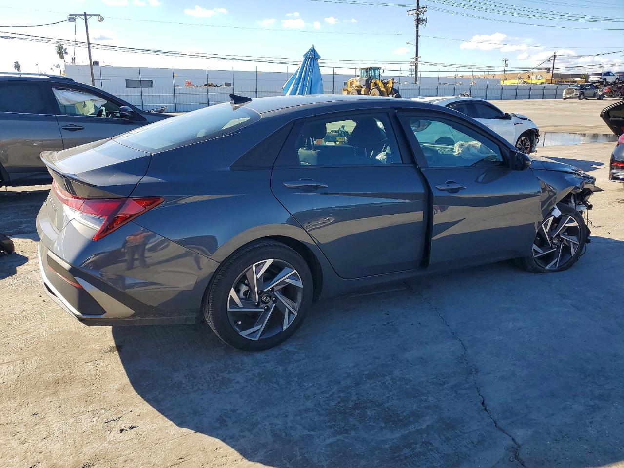 2025 HYUNDAI ELANTRA SEL SPORT photo 3