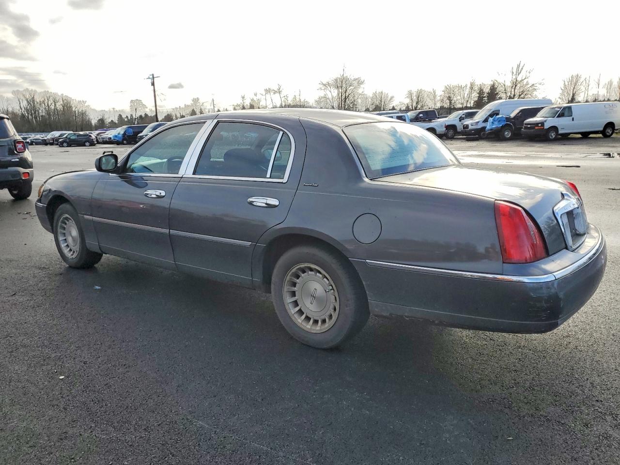 1998 LINCOLN TOWN CAR EXECUTIVE photo 2