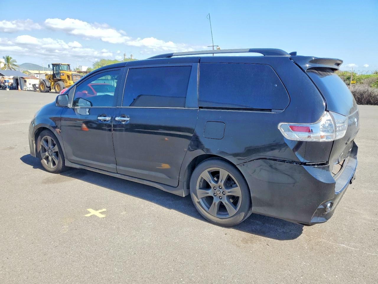 2020 TOYOTA SIENNA SE photo 2