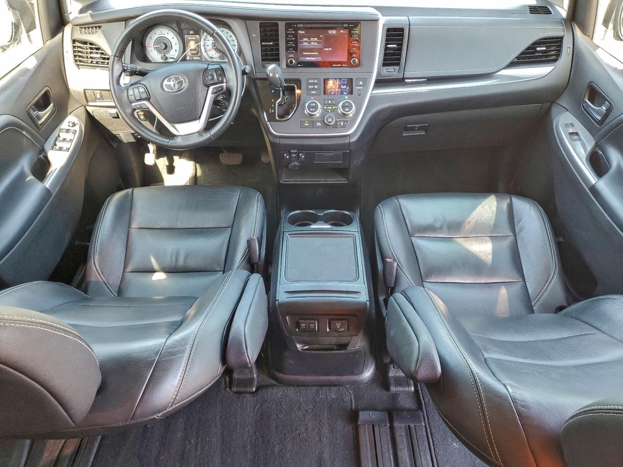 2020 TOYOTA SIENNA SE photo 8