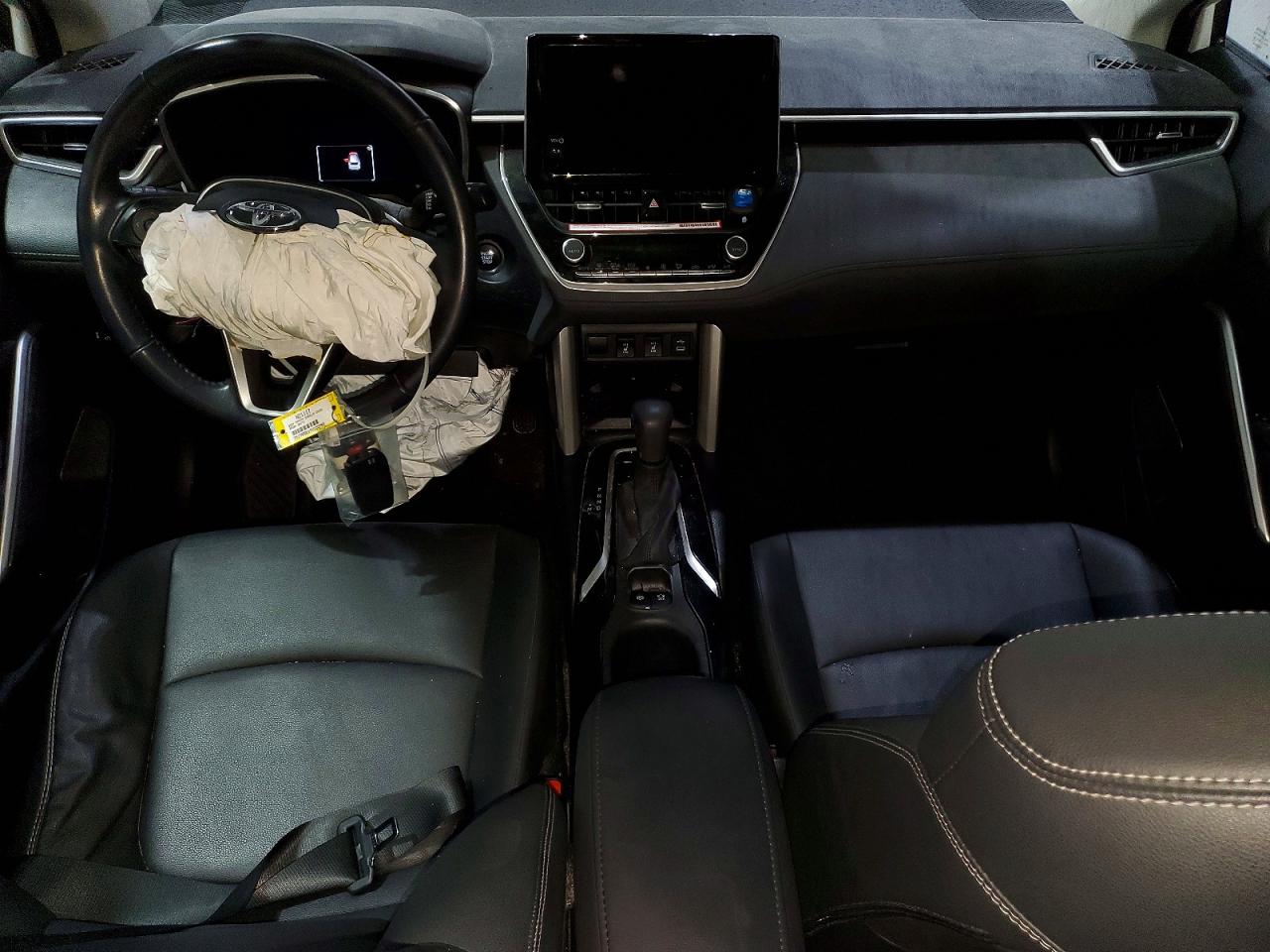 2024 TOYOTA COROLLA CROSS XLE photo 22