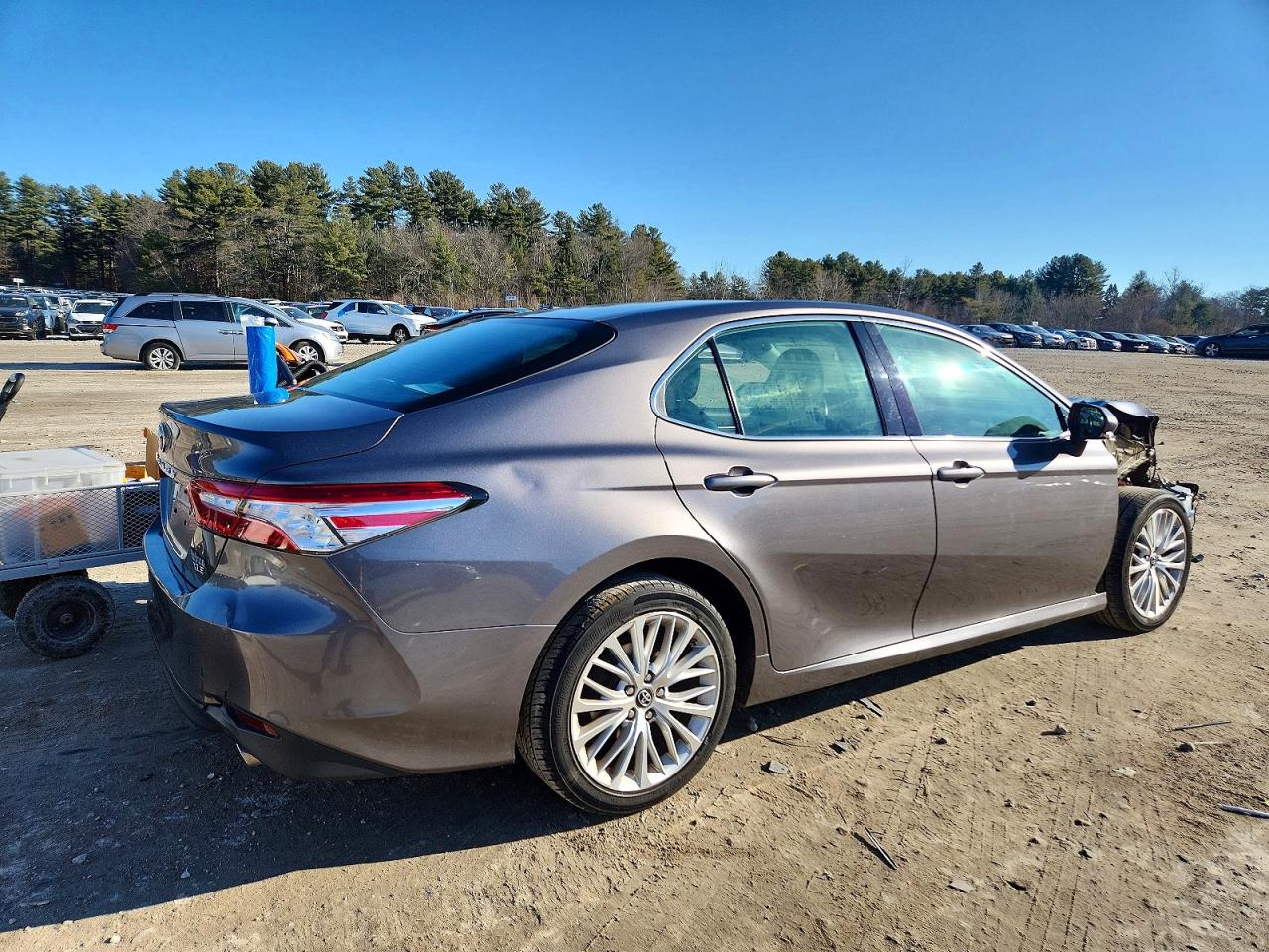 2018 TOYOTA CAMRY L photo 3