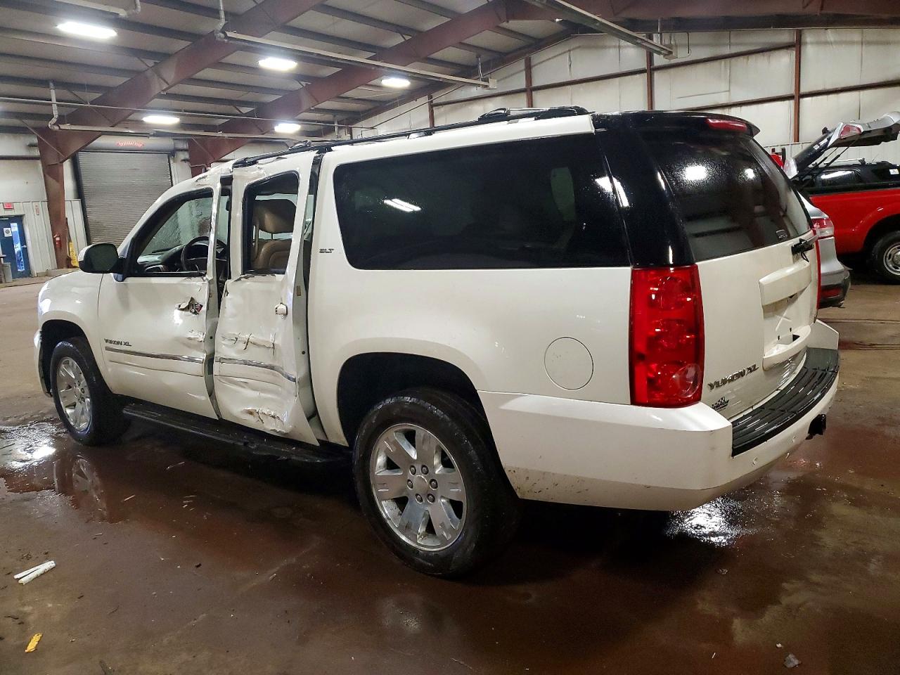 2014 GMC YUKON XL K1500 SLT photo 2