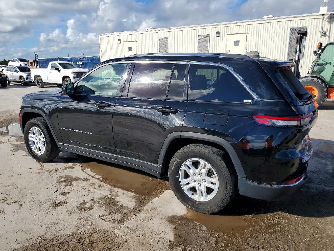 2024 JEEP GRAND CHEROKEE LAREDO photo 2