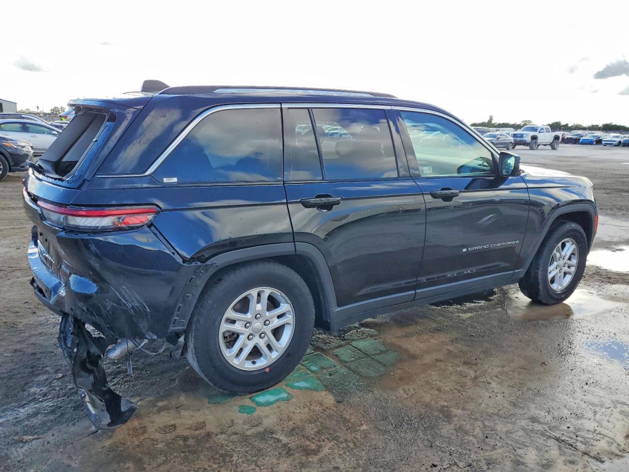 2024 JEEP GRAND CHEROKEE LAREDO photo 3