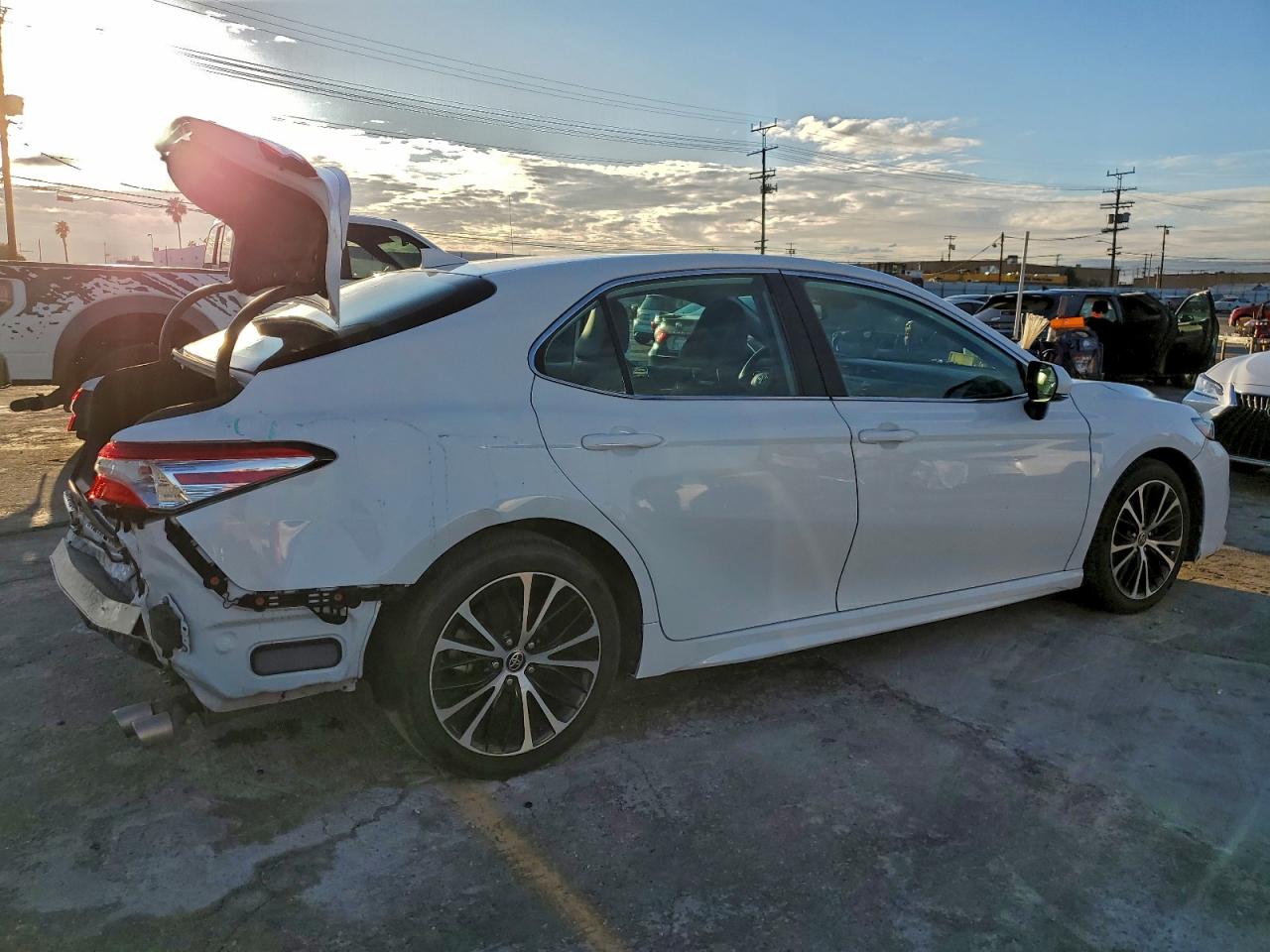 2020 TOYOTA CAMRY SE photo 3