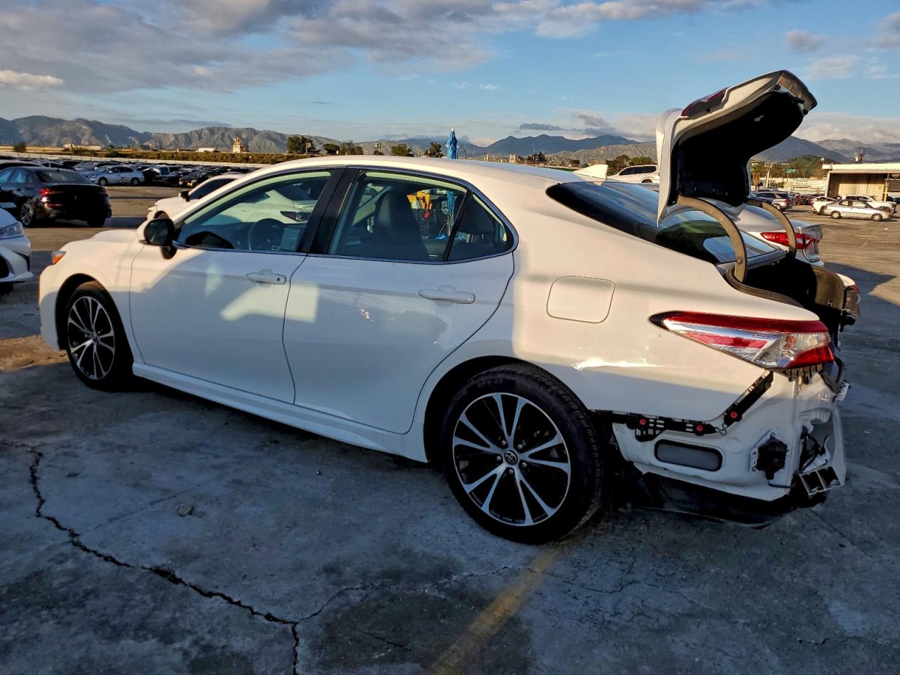 2020 TOYOTA CAMRY SE photo 2