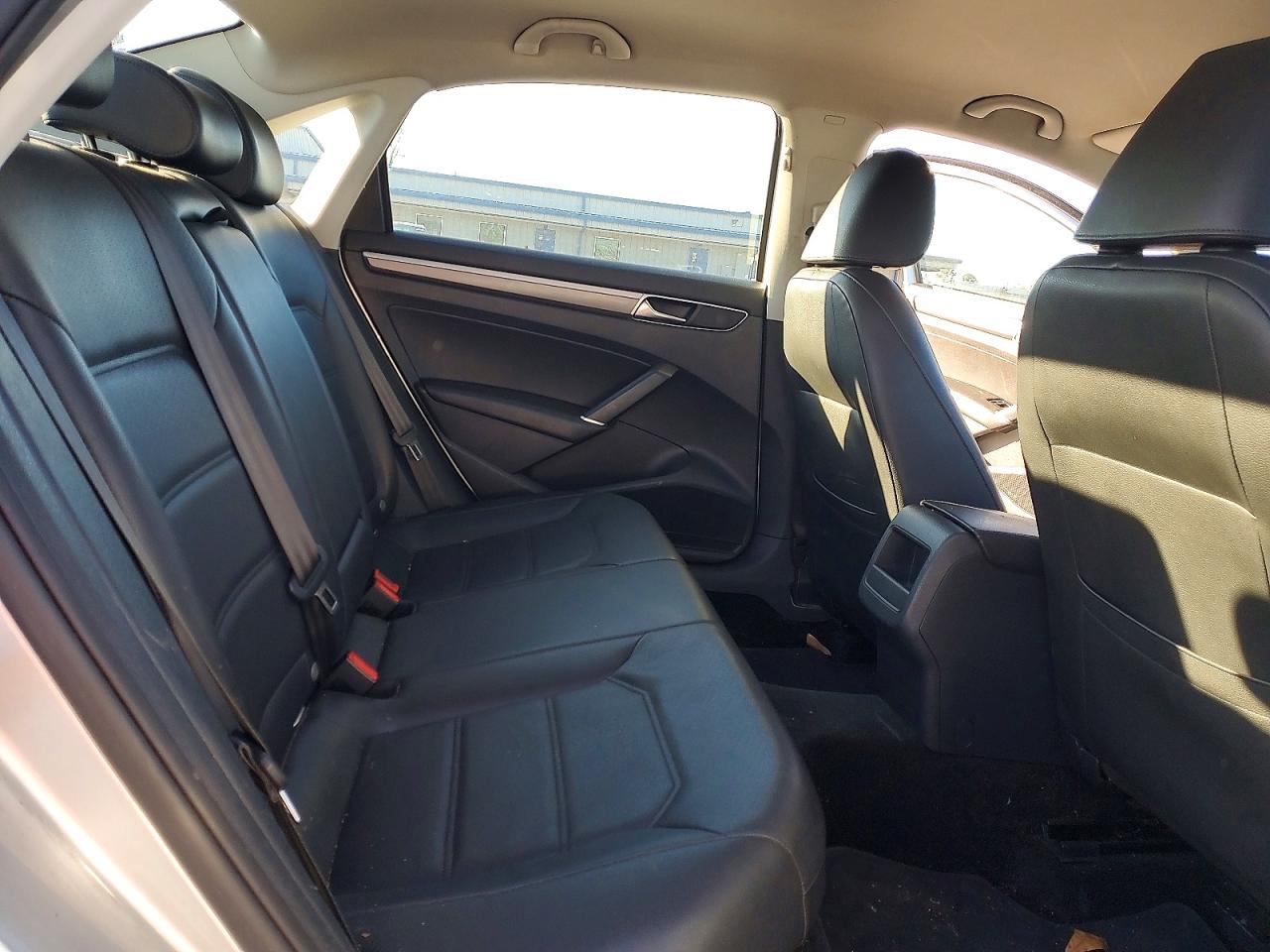 2018 VOLKSWAGEN PASSAT S photo 10