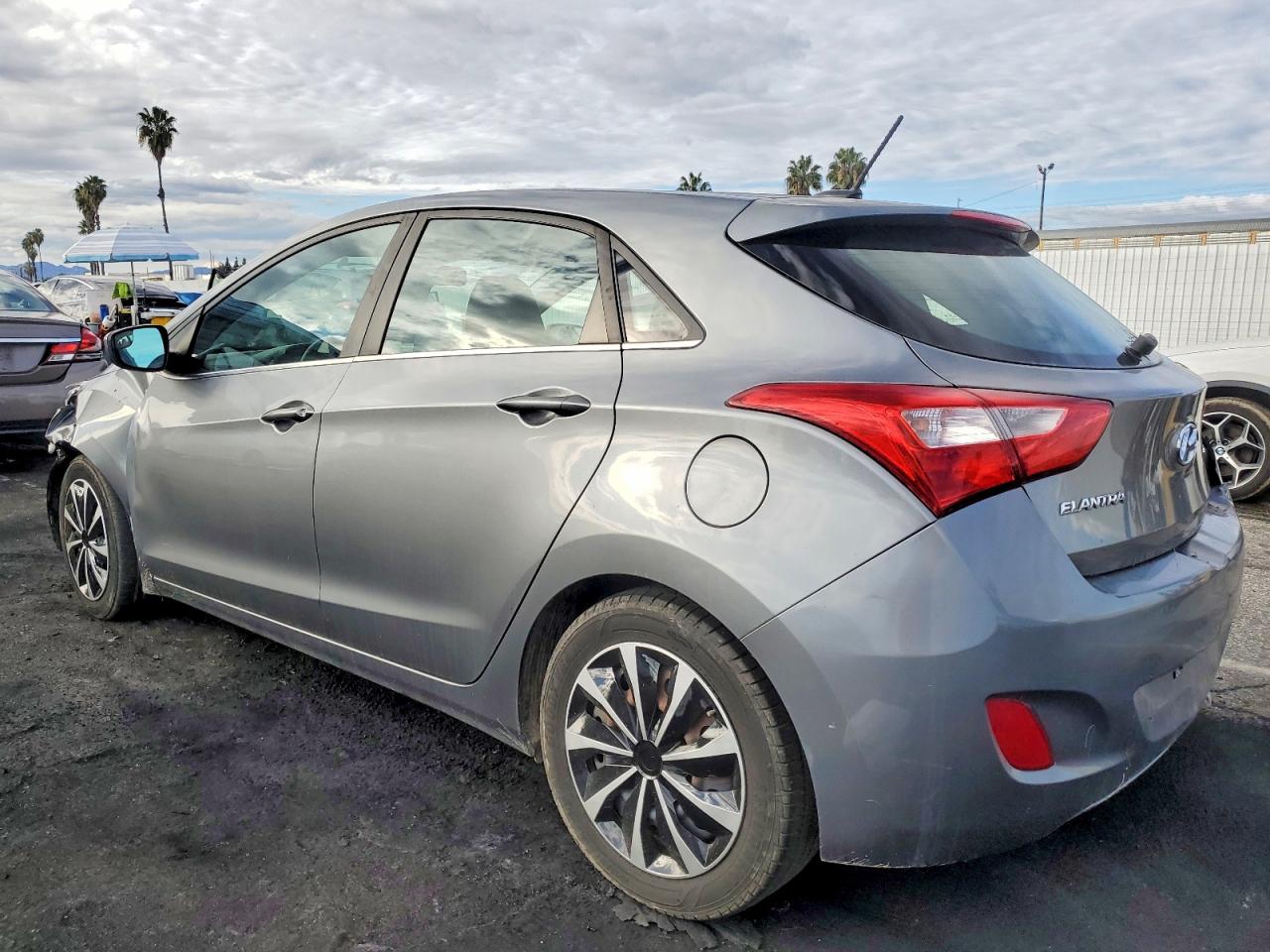 2016 HYUNDAI ELANTRA GT BASE photo 2