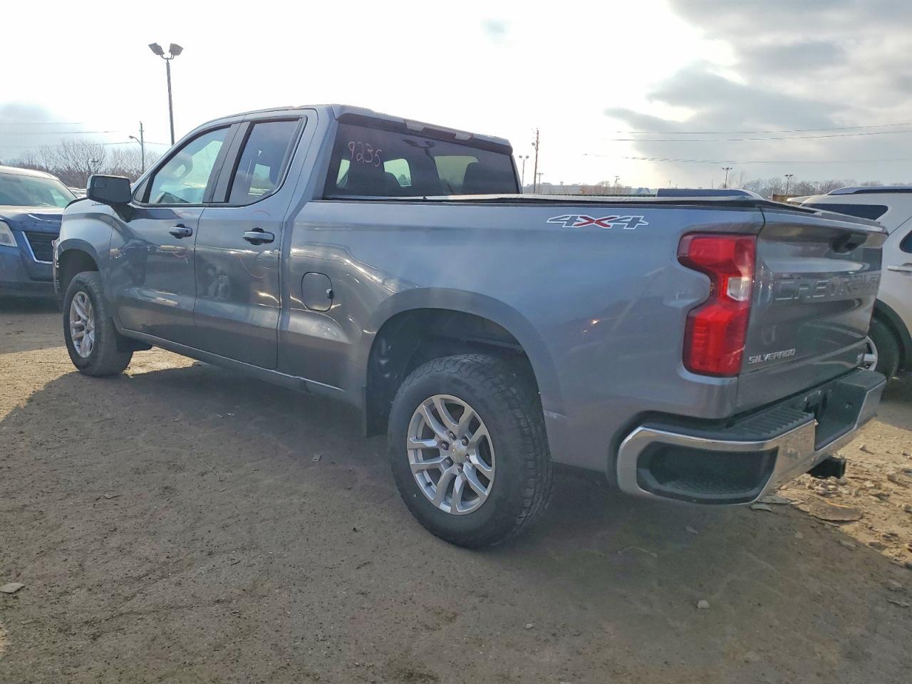 2020 CHEVROLET SILVERADO K1500 LT photo 2