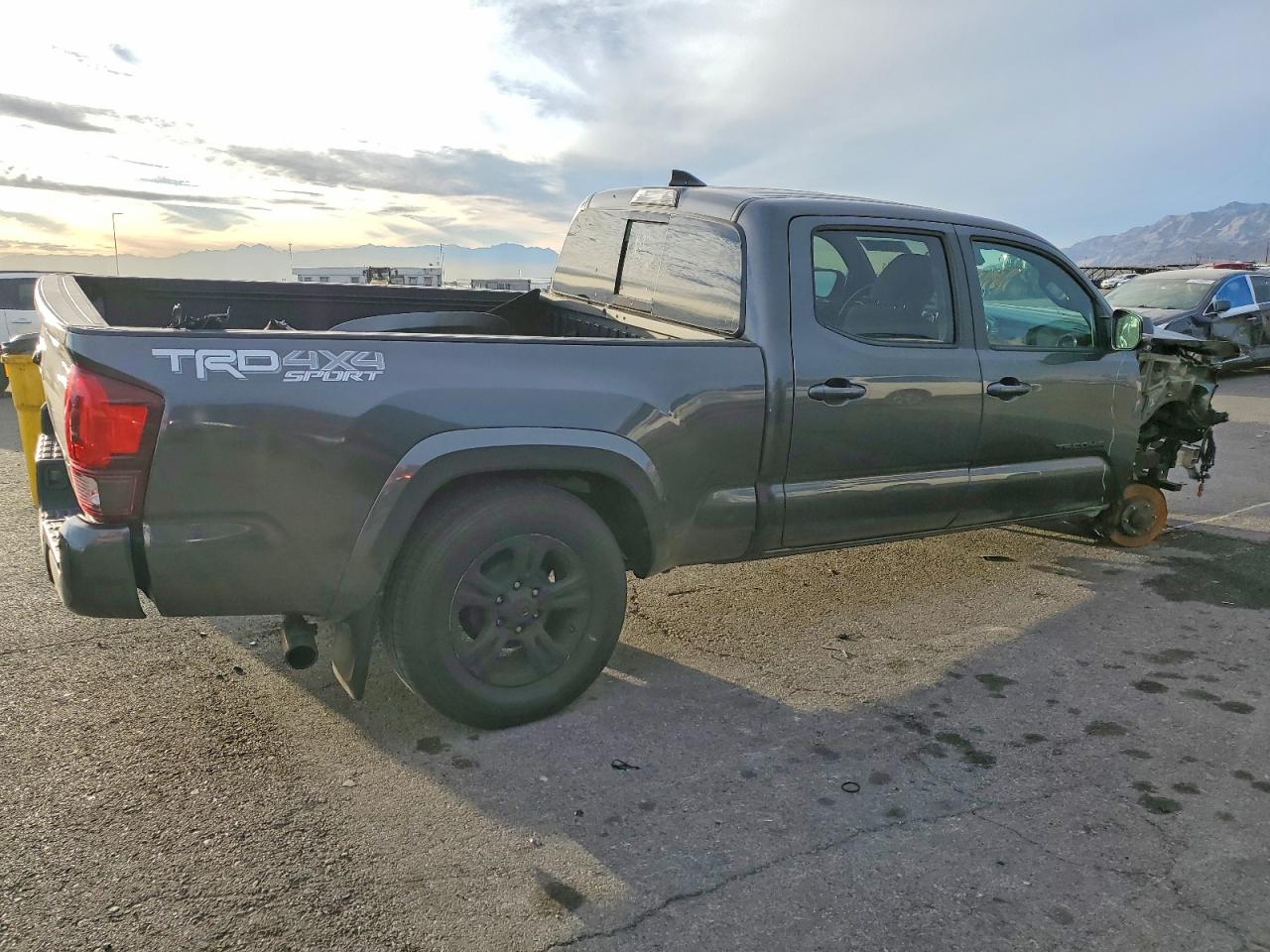 2019 TOYOTA TACOMA TRD SPORT photo 3