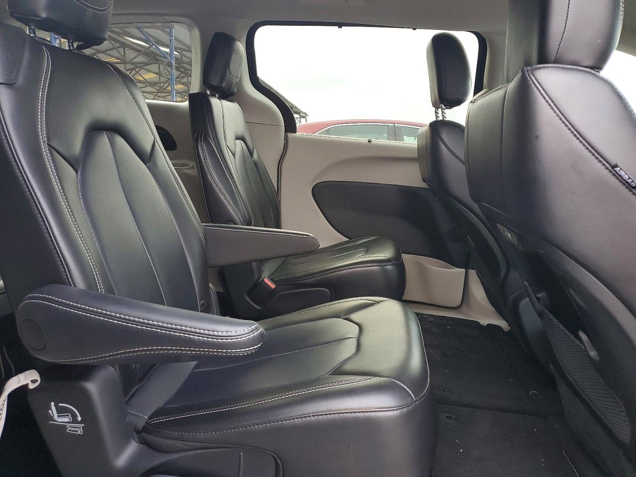2023 CHRYSLER PACIFICA TOURING L photo 11