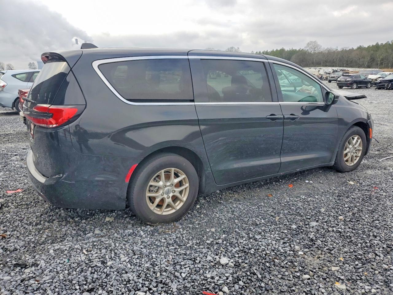 2023 CHRYSLER PACIFICA TOURING L photo 3